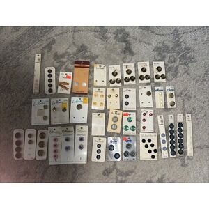 VINTAGE LOT CARDS‎ OF BUTTONS MIXED MATERIALS LE CHIC 36 CARDS